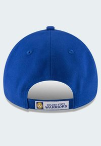 Gorra de béisbol azul con visor recto y correa ajustable. Presenta un parche de logo en blanco con el texto "GOLDEN STATE WARRIORS" en la parte posterior.