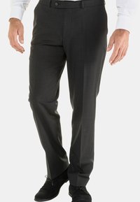 Donkergrijze op maat gemaakte pantalon met een gladde textuur, een vlakke voorkant en een subtiel weefpatroon, voorzien van een riemlus en knoopsluiting.