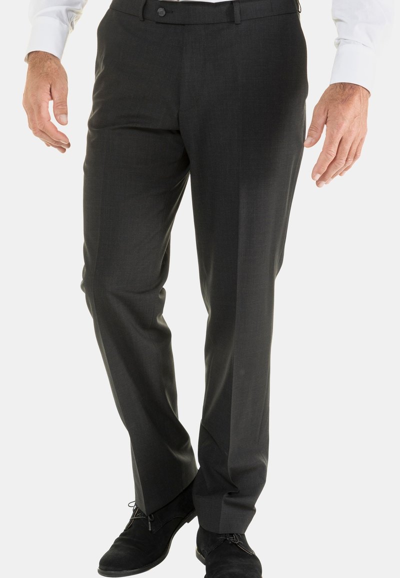 Pantaloni grigi scuri su misura con una texture liscia, davanti piatto e un motivo a trama sottile, dotati di passanti per la cintura e chiusura con bottone.