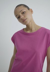 Urban Classics EXTENDED SHOULDER - Basic póló - brightviolet