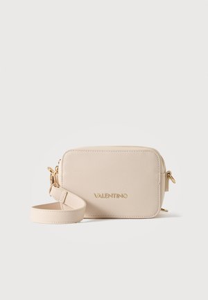 Beige rektangulær crossbodytaske med guld Valentino-logo og matchende justerbar rem på en ensfarvet lys baggrund.