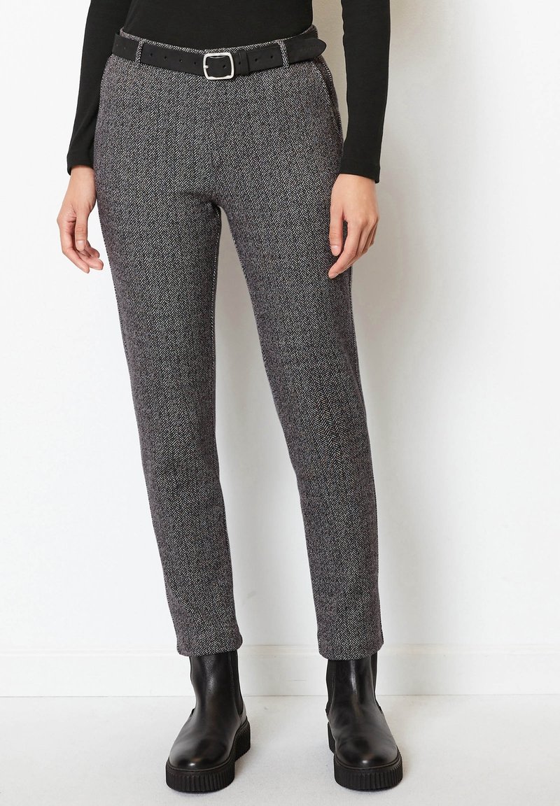 Skräddarsydda grå hundtandsmönstrade byxor med smal passform, slät framdel och svart bälte. Texturerat tyg med subtilt mönster och ankellängd.