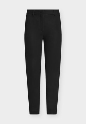 Pantalon noir sur mesure avec un devant plat et des passants pour ceinture, présentant une texture lisse et une coupe droite. Aucune décoration visible.