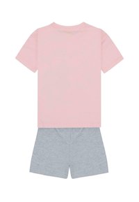 Camiseta de algodón rosa con mangas cortas combinada con shorts de algodón grises, ambos con una textura suave y colores sólidos y sencillos.