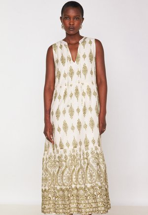 Maxi-jurk in crème met gouden paisley- en diamantpatronen, v-halslijn, mouwloos ontwerp en geschulpt zoom. De stof lijkt lichtgewicht.