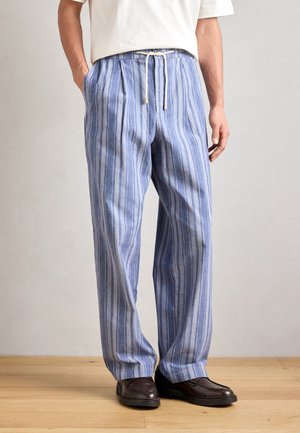 Niebiesko-białe szerokie spodnie z elastycznym pasem i sznurkiem. Materiał wydaje się lekki i ma miękką teksturę.