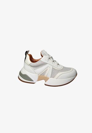 Weißer Sneaker mit Mesh-Einsätzen, gepolstertem Kragen und einer klobigen Sohle. Verfügt über beige und graue Akzente sowie eine schwarze Zuglasche an der Ferse.