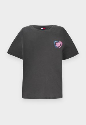 Tricou gri din bumbac, cu mâneci scurte și guler rotund. Afișează un logo în formă de inimă "Tommy Jeans" în culori neon pe piept.