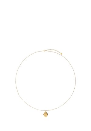 Collier en métal doré avec une fine chaîne et un pendentif ovale doté de détails texturés. Longueur ajustable avec un petit fermoir et une extension.