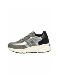 Silberne und graue Sneaker aus Leder und Wildleder, ausgestattet mit einer dicken weißen Sohle, runder Zehenform und grauen Schnürsenkeln. Auffällige Nietenakzent.