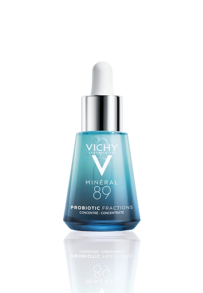 Vichy Mineral 89 Probiotische Fraktionen Serum in einer blaugradienten Glasflasche mit einem silbernen Tropferdeckel, der weißen Text auf der Vorderseite zeigt.