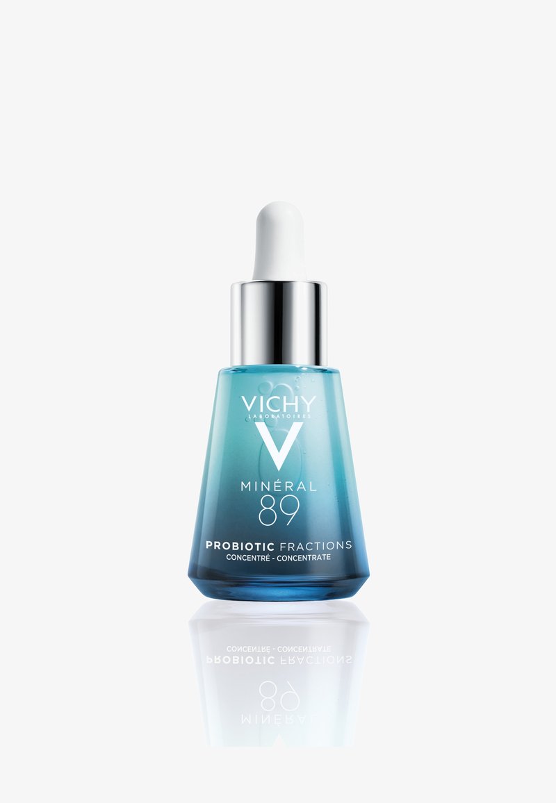 Vichy Mineral 89 Probiotische Fraktionen Serum in einer blaugradienten Glasflasche mit einem silbernen Tropferdeckel, der weißen Text auf der Vorderseite zeigt.