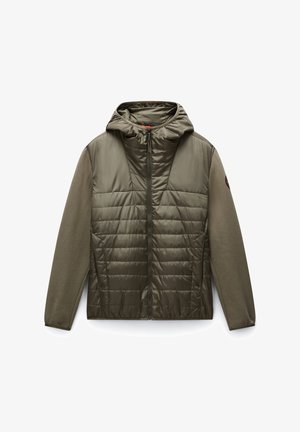Giacca verde oliva con cappuccio, dotata di pannello frontale trapuntato, maniche lisce, zip anteriore e patch con logo sulla manica sinistra.