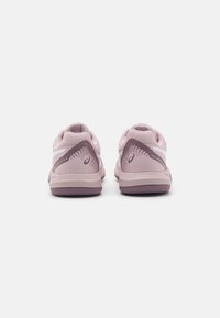 Roza športna obutev z mrežastim zgornjim delom, podloženim ovratnikom in strukturiranimi detajli. Gumijast podplat s kontrastno vijolično podrobnostjo. Prisutno logo Asics.