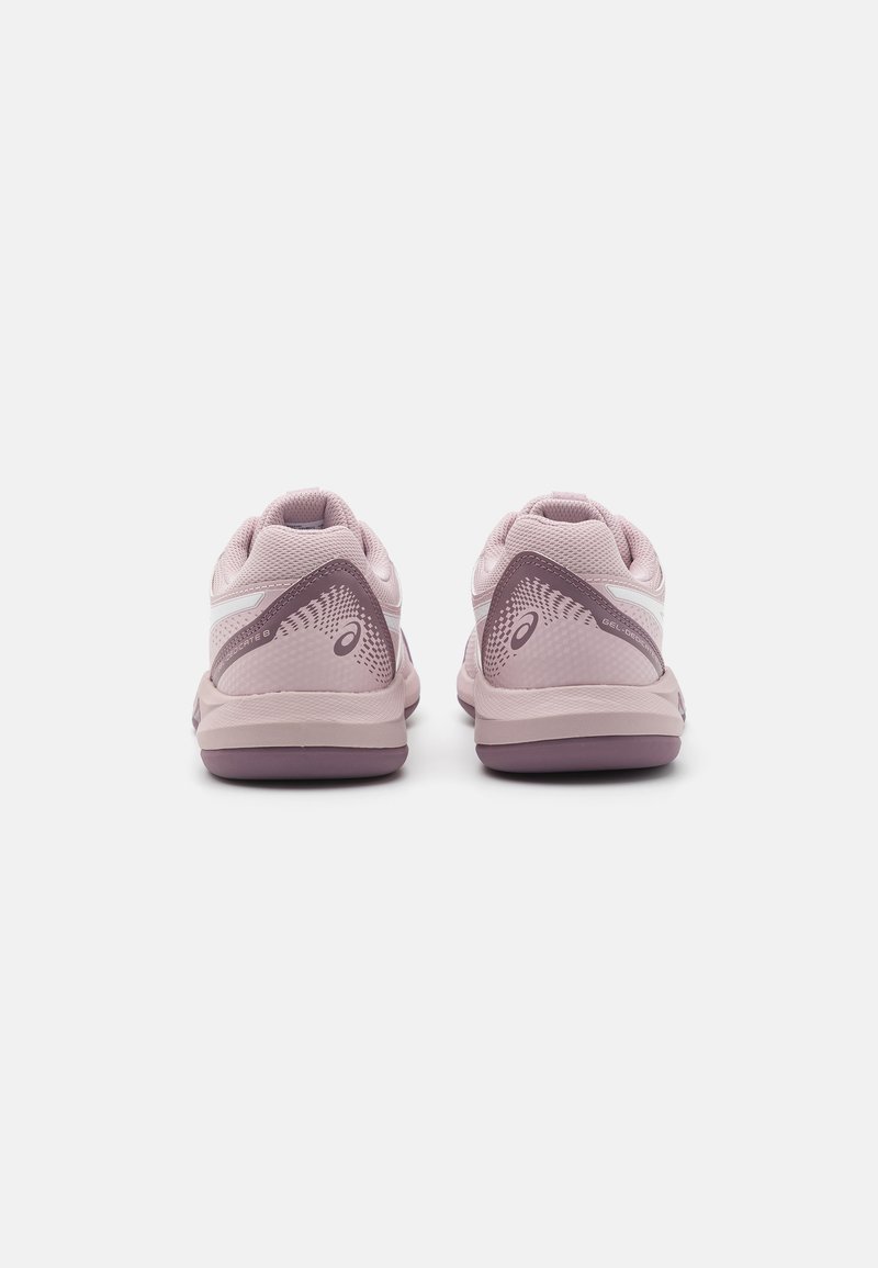 Rosa Sportschuhe mit einem Obermaterial aus Mesh, gepolstertem Schaft und strukturierten Akzenten. Gummisohle mit kontrastierenden lila Details. Asics-Logo vorhanden.