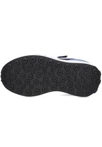 Suola di scarpa in gomma nera con motivi circolari per la presa, intersuola bianca e dettagli blu. Presenta una texture resistente. Nessun marchio visibile.