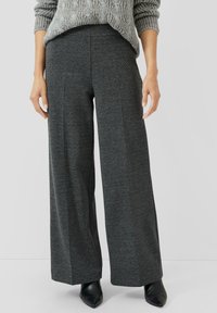 Hosen mit weitem Bein aus einem strukturierten dunkelgrauen Stoff mit einem subtilen Fischgrätmuster. Ausgestattet mit hoher Taille und Seitennähten als Designdetails.