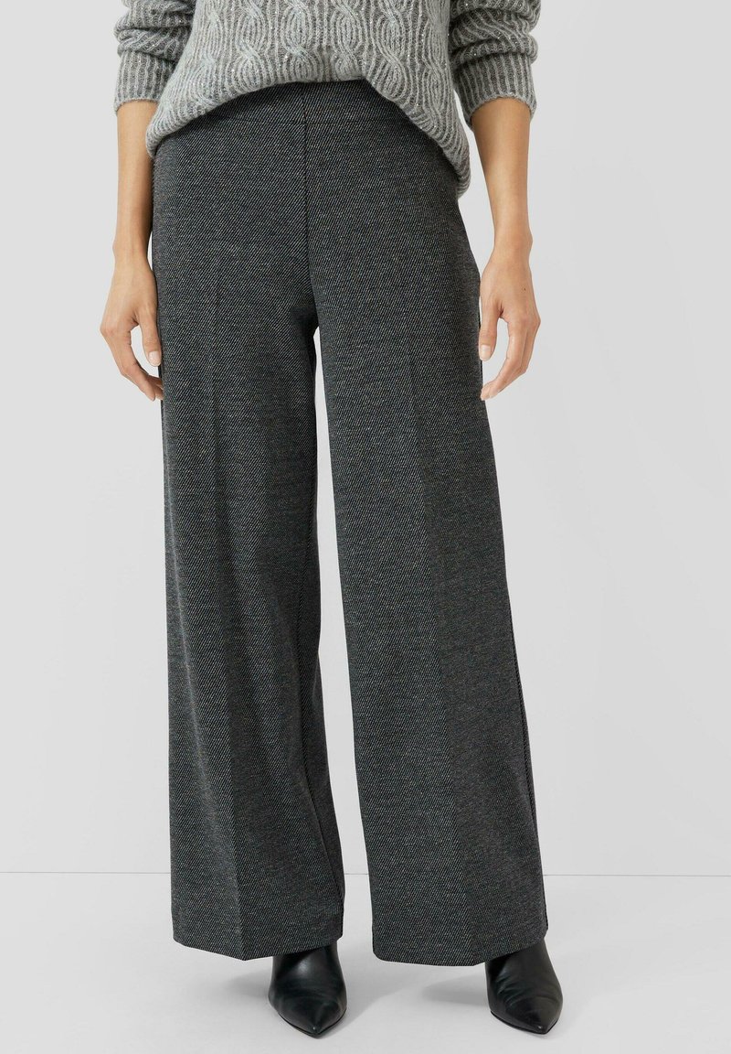 Hosen mit weitem Bein aus einem strukturierten dunkelgrauen Stoff mit einem subtilen Fischgrätmuster. Ausgestattet mit hoher Taille und Seitennähten als Designdetails.