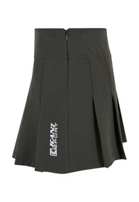 Dunkelgrüner Skort aus einem glatten, dehnbaren Material mit Falten an der Vorderseite und einem gestickten "KANI SPORT"-Logo an der Seite. Verfügt über einen Reißverschluss.