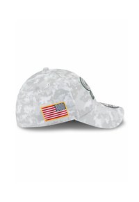 Graue Camouflage-Baseballmütze mit gesticktem Logo, gebogenem Schirm und einem American-Flaggen-Patch an der Seite.