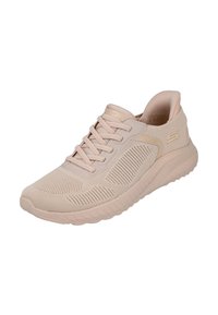 Zapatilla deportiva de color rosa claro, hecha de tela de malla, con una parte superior texturizada, diseño de cordones, suela acolchada y un sutil acento de logo.