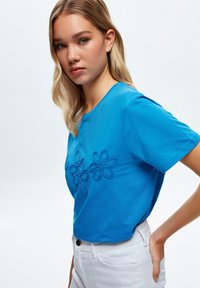 adL SHORT SLEEVE EMBROIDERY - Camiseta estampada - sax