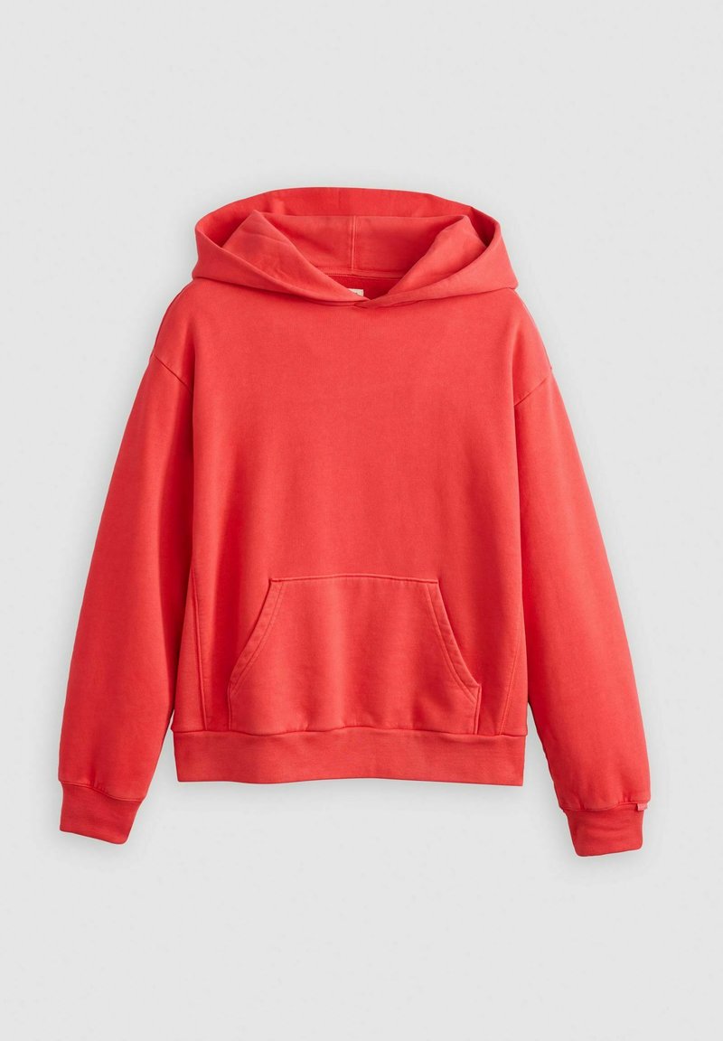 Koralroter Kapuzenpullover mit einer frontalen Tasche, langen Ärmeln und einer verstellbaren Kordelzugkapuze aus weichem Baumwollstoff. Glatte Textur.