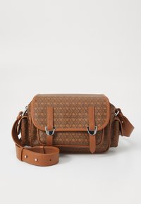 Borsa a tracolla dalle tonalità marroni con motivo, dotata di due fibbie frontali, forma rettangolare, tracolla staccabile e materiale sintetico testurizzato.