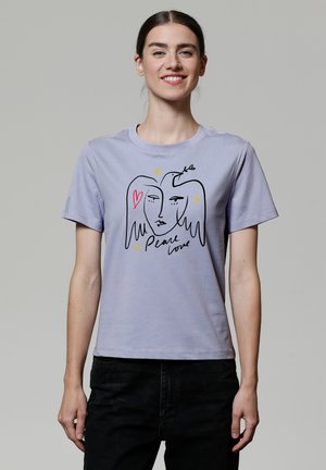 T-shirt en coton violet clair avec un motif imprimé de deux visages, un cœur et le texte « Please love », au design simple et moderne.