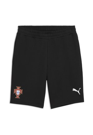 Czarne sportowe spodenki z elastycznym pasem, herbem piłkarskiej reprezentacji Portugalii na lewej nogawce oraz białym logo marki Puma na prawej nogawce na białym tle.