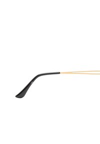 Czarne okulary przeciwsłoneczne o eleganckim designie, z wąskim ramieniem i matowym wykończeniem. Wewnętrzna strona ma jasnobeżowy akcent.