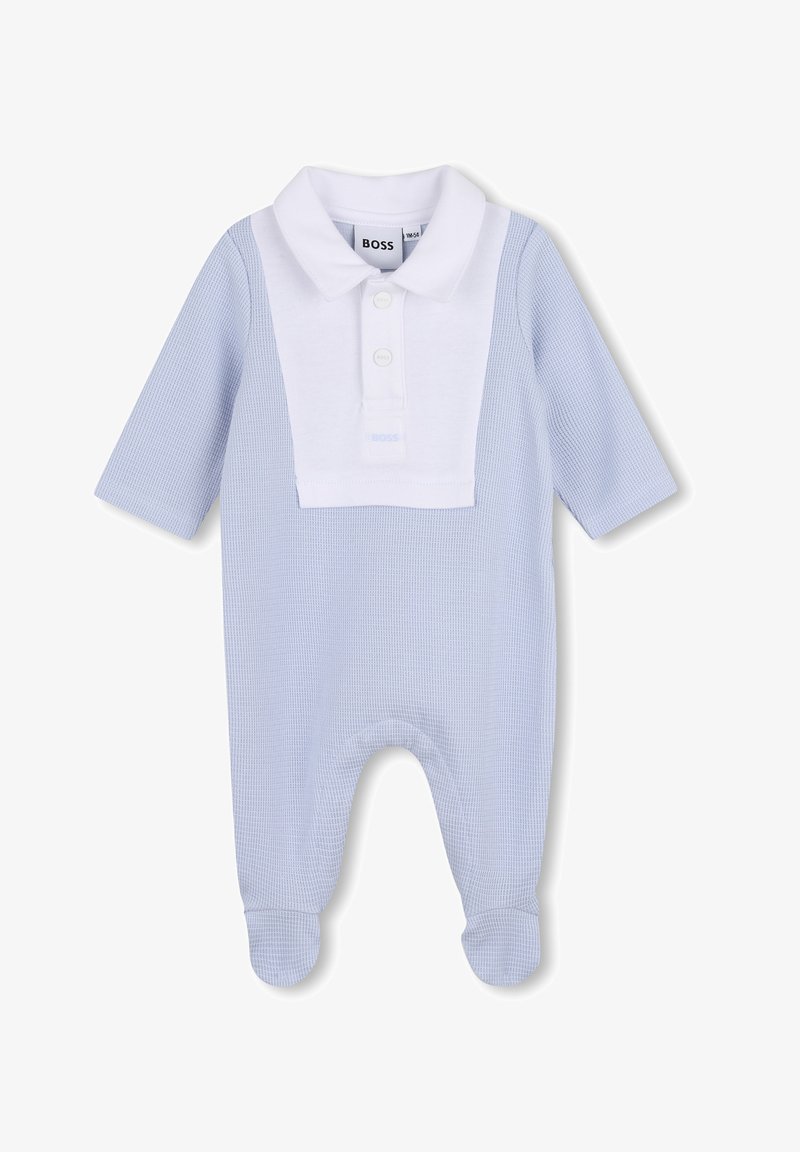 Combinaison bébé bleu clair avec col polo blanc, quatre boutons au niveau du cou et tissu texturé avec pieds intégrés.