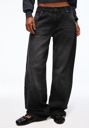 Bershka, LOW-RISE - BARREL JEANS - Široké nohavice - black