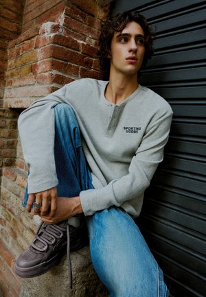 Bershka, CHUNKY SKATER - TRAINERS - Skateschuh - grey