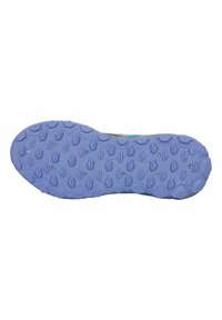 Semelle de chaussure en caoutchouc violet avec des motifs de traction hexagonaux. Accents gris et turquoise visibles le long des bords latéraux.