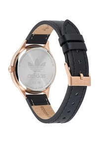 Rožinio aukso nerūdijančio plieno laikrodis su juodu natūralios odos dirželiu, turintis sklandų apvalų korpusą ir raižytą Adidas logotipą ant nugarėlės.