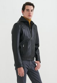 Pierre Cardin Jacka i konstläder - schwarz