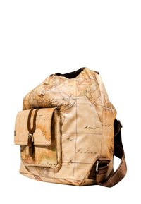 Bolso tote en tono beige con un estampado vintage de mapa mundial, detalles en cuero marrón, un bolsillo con solapa en la parte frontal y una sola correa de hombro ajustable.