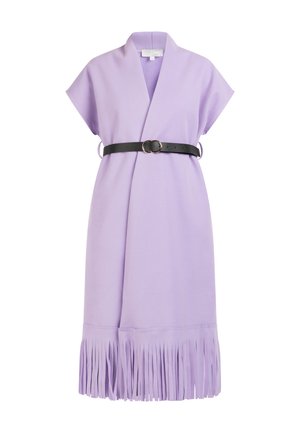 Lavendelkleurige jurk met korte mouwen, vastgebonden in de taille met een zwarte riem met een ronde gesp, en een franjeszoom.