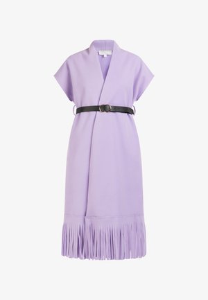 Lavendelkjole med korte ærmer, bundet i taljen med et sort bælte med en rund spænde, og en frynset fordybning.