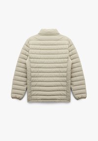 Beżowa kurtka puchowa z poziomym pikowaniem, wysoka kołnierz, elastyczne mankiety i detale na bocznych szwach; miękka tekstura i lekki wygląd.