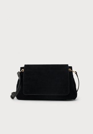 Sac bandoulière en suède noir avec un rabat pliable, accents en métal doré et une bandoulière amovible. Texture lisse et forme structurée.