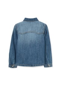 Denim jacket in medium blue met lange mouwen, een kraag en knoopmanchetten. Beschikt over contrasterende stiksels en een achterste schoudernaad.