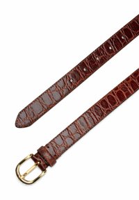 Ruskea krokotiilintyylinen nahkavyö, jossa on kultainen metallisolki ja useita säätöaukkoja valkoista taustaa vasten.