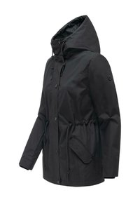 Veste noire à capuche avec boutons sur le devant, cordons de serrage ajustables à la taille, poches à rabat et manches longues avec un petit logo rond sur le bras gauche.