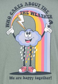 Grafische T-shirt met een cartoonwolk met een glimlachend gezicht, kleurrijke regen, een bliksemflits en een regenboogontwerp op een groene achtergrond.