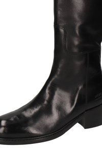Skórzany czarny lakierowany kozaki za kolano, z zaokrąglonym noskiem, niskim obcasem i subtelnym przeszyciem na cholewce.