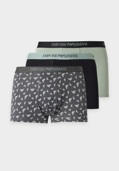 Τρία ζευγάρια ανδρικά boxer Emporio Armani σε μαύρο, ανοιχτό πράσινο και γκρι με επαναλαμβανόμενα μοτίβα λογότυπου στο μπροστινό ζευγάρι.