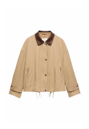 Béžová bunda s tmavě hnědým koženým límcem, druky po celé přední straně, boční kapsy na zip, nastavitelnými manžetami a stahovacími šňůrkami na lemu.