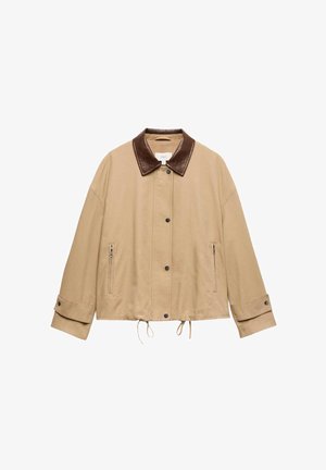 Béžová bunda s tmavě hnědým koženým límcem, druky po celé přední straně, boční kapsy na zip, nastavitelnými manžetami a stahovacími šňůrkami na lemu.